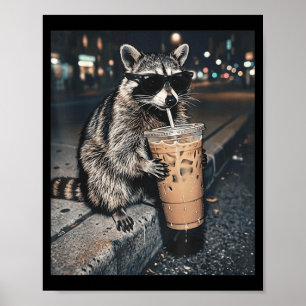 Wasbeer drinkt ijskoude koffie Grappig dier meme m Poster