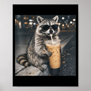 Wasbeer drinkt ijskoude koffie grappig dier meme m poster