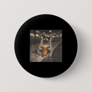 Wasbeer drinkt ijskoude koffie grappig dier meme m ronde button 5,7 cm
