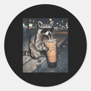 Wasbeer drinkt ijskoude koffie grappig dier meme m ronde sticker