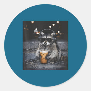 Wasbeer drinkt ijskoude koffie grappig ronde sticker