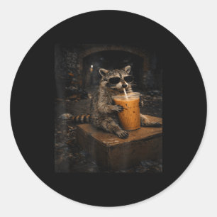 Wasbeer drinkt ijskoude koffie Grappig Ronde Sticker