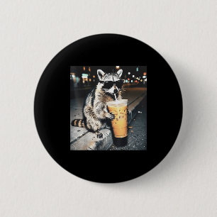 Wasbeer drinkt ijskoude koffie grappige dier meme ronde button 5,7 cm