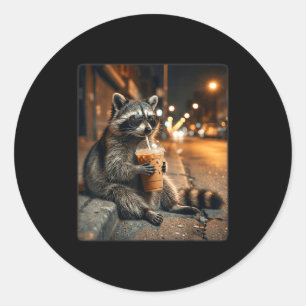Wasbeer drinkt ijskoude koffie grappige dier meme  ronde sticker