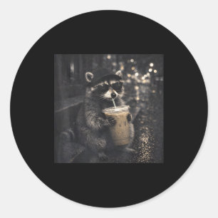 Wasbeer drinkt ijskoude koffie Grappige dier meme  Ronde Sticker