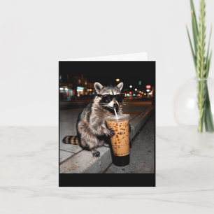 Wasbeer drinkt ijskoude koffie grappige dieren mem kaart
