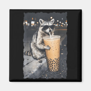 Wasbeer drinkt ijskoude koffie grappige dieren mem magneet