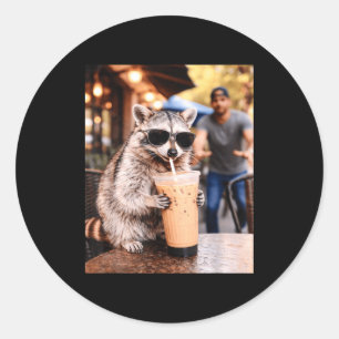 Wasbeer drinkt ijskoude koffie grappige dieren mem ronde sticker