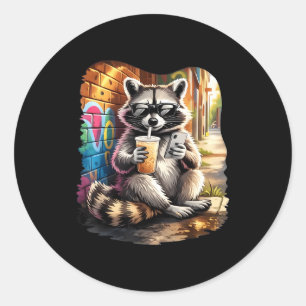 Wasbeer drinkt ijskoude koffie grappige dieren mem ronde sticker