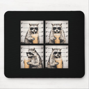 Wasbeer drinkt ijskoude koffie grappige mugshot di muismat