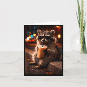 Wasbeer drinkt ijskoude koffie grappige vuilnisbee kaart