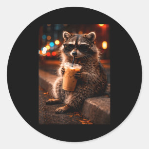 Wasbeer drinkt ijskoude koffie grappige vuilnisbee ronde sticker