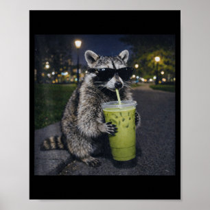 Wasbeer drinkt ijskoude matcha latte grappig dier poster