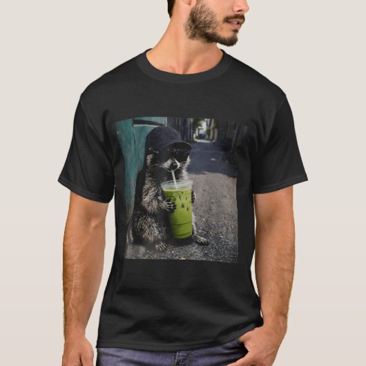 Wasbeer drinkt matcha latte grappige dieren meme i t-shirt (Voorkant)
