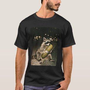 Wasbeer eet grote groene augurk Middennachtstraat T-shirt