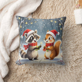 Wasbeer en eekhoorn hangen kerstlichtjes op kussen