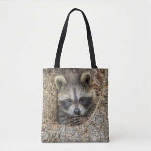 Wasbeer genesteld in een holle boom tote bag