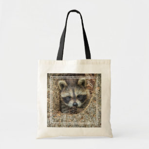 Wasbeer genesteld in een holle boom tote bag