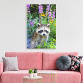 Wasbeer kit onder de bloemen canvas print. (Insitu (Woonkamer))