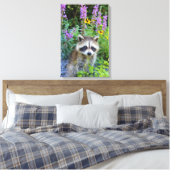 Wasbeer kit onder de bloemen canvas print. (Insitu (Slaapkamer))