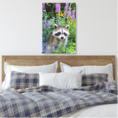 Wasbeer kit onder de bloemen canvas print. (Insitu (Slaapkamer))