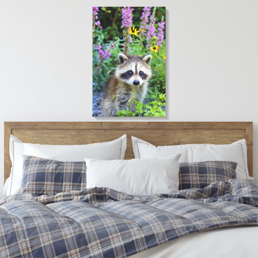Wasbeer kit onder de bloemen canvas print. (Insitu (Slaapkamer))
