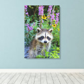Wasbeer kit onder de bloemen canvas print. afdruk (Insitu (Houten vloer))