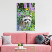 Wasbeer kit onder de bloemen canvas print. afdruk (Insitu (Woonkamer))