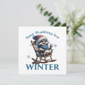 Wasbeer loungen op een schommelstoel. feestdagenkaart (Staand voorkant)