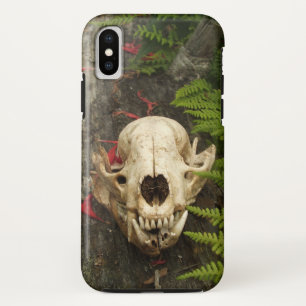 Wasbeer schedel op oud log met varens en rode bloe Case-Mate iPhone case