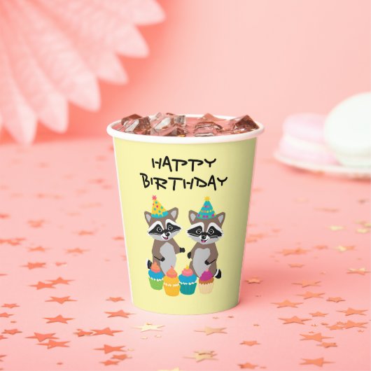 Wasberen en cupcakes verjaardag lichtgeel papieren bekers (Insitu)