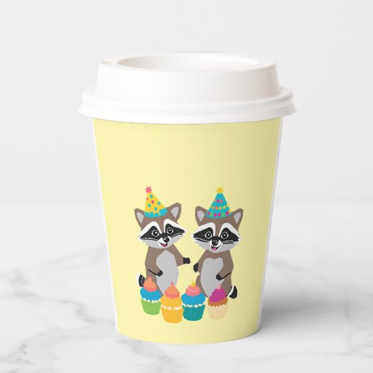 Wasberen en cupcakes verjaardag lichtgeel papieren bekers (Achterkant)