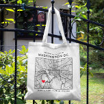 Washington, DC. Love Locator | Stadskaarthuwelijk Tote Bag<br><div class="desc">Een leuke canvas tas voor een bruiloft of een andere gelegenheid die plaatsvindt in de prachtige stad Washington, DC. Dit tas is voorzien van een overheadkaart van het stadscentrum in een framer met een zwarte rand. Bovenaan staat een korte welkome groet en de naam van de stad. Onderaan staan de...</div>