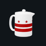Washington DC Vlag theepot<br><div class="desc">Maak je thee-ervaring met de kenmerkende theepot met de vlag van Washington, D.C.! Deze theepot, gemaakt met aandacht voor details, is meer dan alleen een schip; het is een viering van de unieke identiteit van Washington D.C. Het ontwerp toont met trots de iconische vlag van Washington D.C., met drie rode...</div>