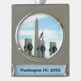Washington Monument en WWII-herdenkingsmonument in Verzilverd Banner Ornament
