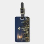 Washington, Seattle, Skyline 's nachts van Kerry 1 Bagagelabel (Voorkant verticaal)