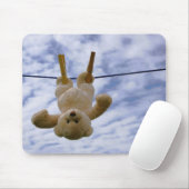 Waslijn met knuffelbeer die hangt te drogen. muismat (Met muis)