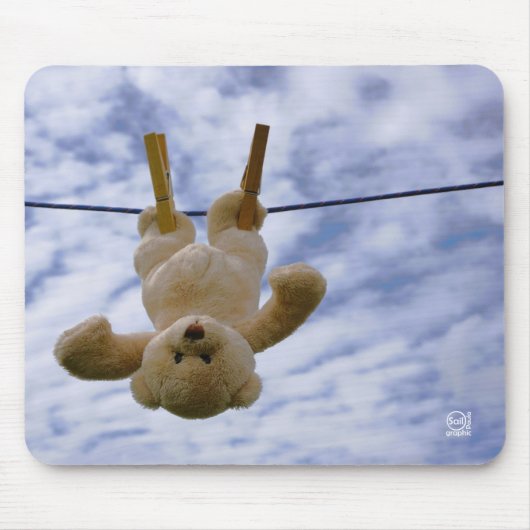 Waslijn met knuffelbeer die hangt te drogen. muismat (Voorkant)