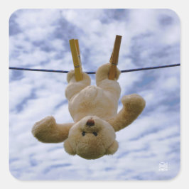 Waslijn met knuffelbeer die hangt te drogen. vierkante sticker