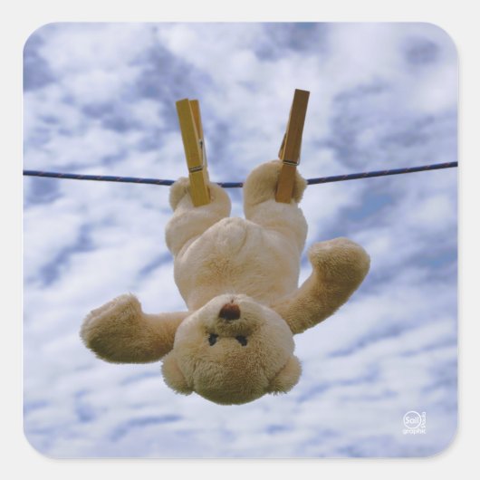 Waslijn met knuffelbeer die hangt te drogen. vierkante sticker (Voorkant)