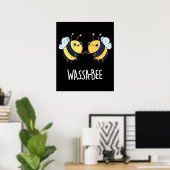 Wassabee Funny Wasabi Bee Pun Dark BG Poster (Thuiskantoor)