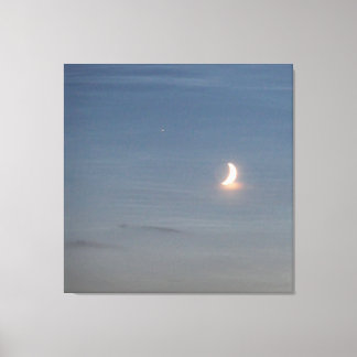 Wassende maan aan een zeeachtige hemel canvas afdruk