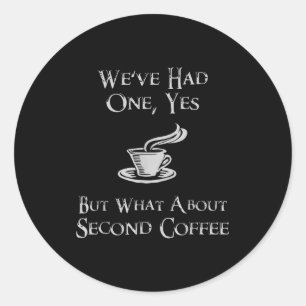 Wat Betreft 2e Koffie _ Grappige Nerdy Hoge Fantas Ronde Sticker