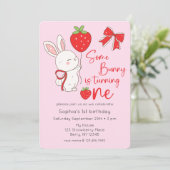 Wat Bunny Strawberry 1st Birthday Foto Kaart (Staand voorkant)