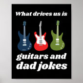 WAT DRIVEERT ONS IS GUITARS EN DAD JOKES grappig Poster (Voorkant)