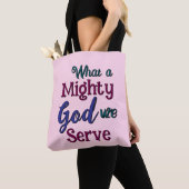Wat een machtige God Tote Bag (Dichtbij)