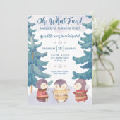 Wat een plezier! Penguin Snowball Fight Birthday Kaart (Staand voorkant)