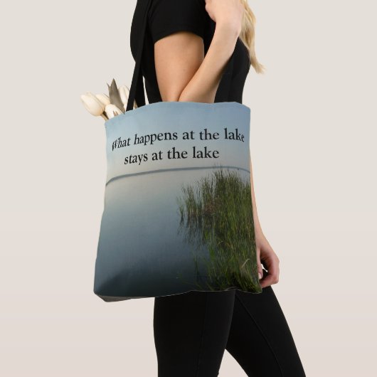 Wat er bij het meer gebeurt, blijft bij het meer tote bag (Dichtbij)