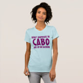 Wat er gebeurt in Cabo eindigt op Facebook roze T-shirt (Voorkant volledig)