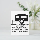 Wat er gebeurt in de trailerpark staat op het briefkaart (Staand voorkant)